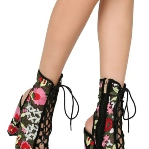 Liliana Pink and Black Sandals with Open Design - Picture 3 of 12